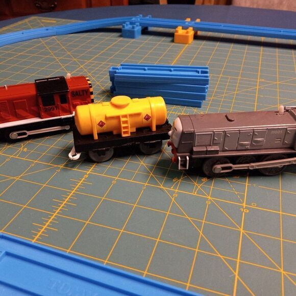 TOMY Engine Salty, Dennis with oil car - Picture 5 of 11